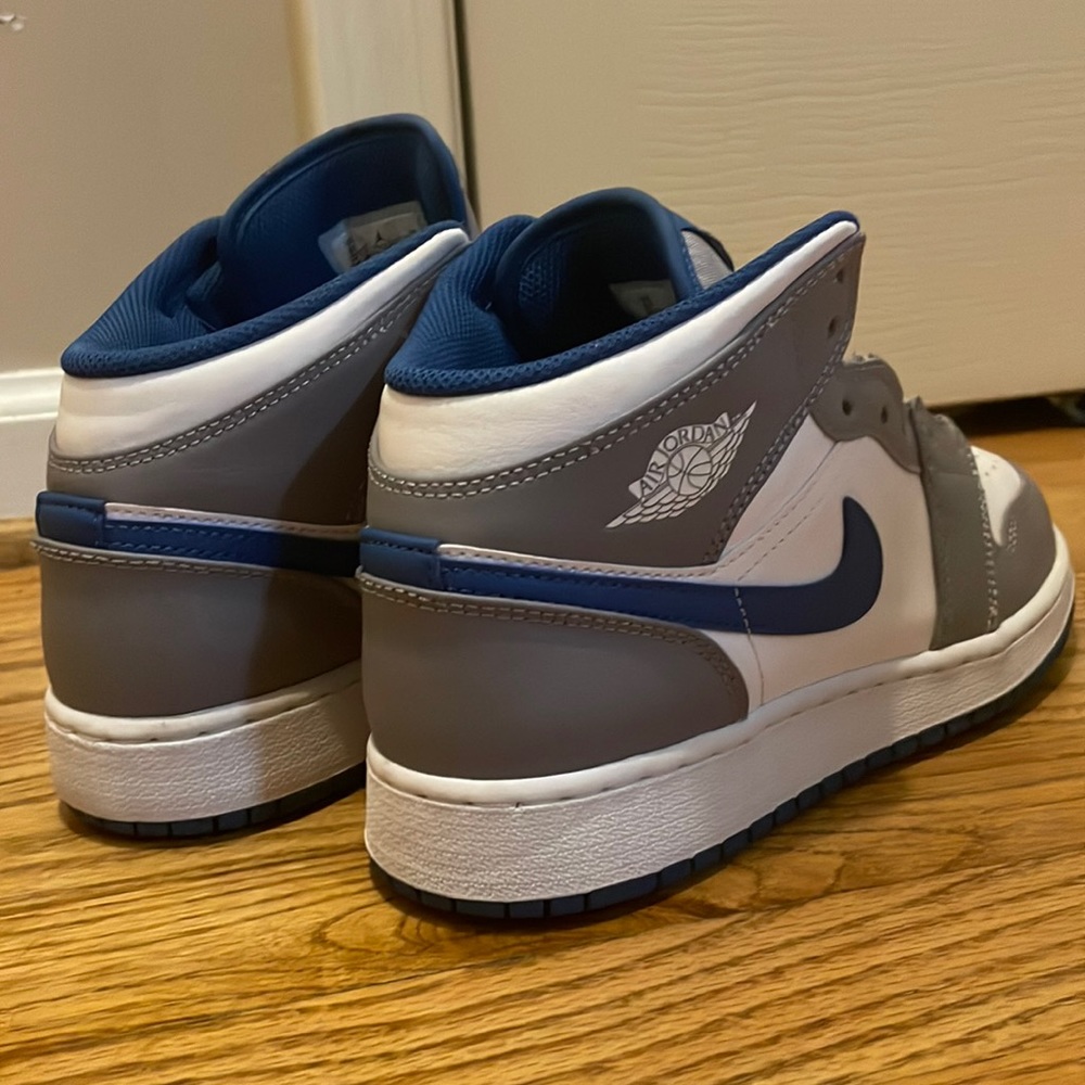 I will put on the laces but they are almost brand new